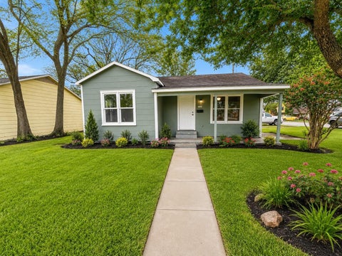 Photo of 302 S 5th Street, La Porte, TX 77571 (MLS # 93573545)