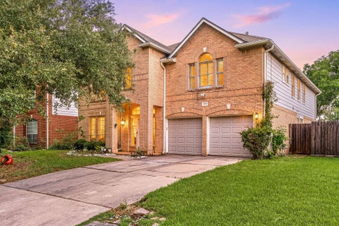 Photo of 16438 Beewood Glen Drive, Sugar Land, TX 77498 (MLS # 38807822)