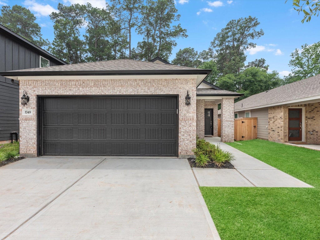 Photo of 2010 W Darlington Oaks Court, Conroe, TX 77304 (MLS # 16546987)