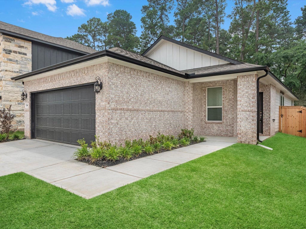 Photo of 2010 W Darlington Oaks Court, Conroe, TX 77304 (MLS # 16546987)