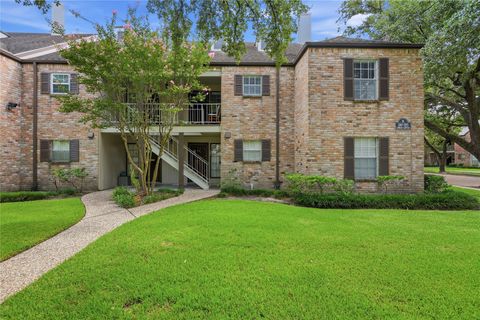 Photo of 12973 Trail Hollow Drive #2973, Houston, TX 77079 (MLS # 38318677)