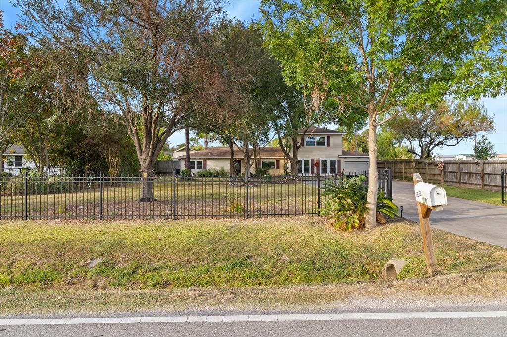 Photo of 1014 E Canal Road, Highlands, TX 77562 (MLS # 19600819)