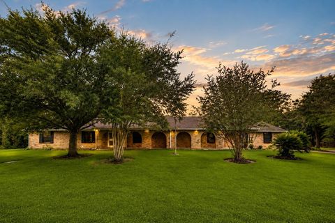 Homes For Sale - 327 Maple Drive<br/> Hitchcock, TX 77563