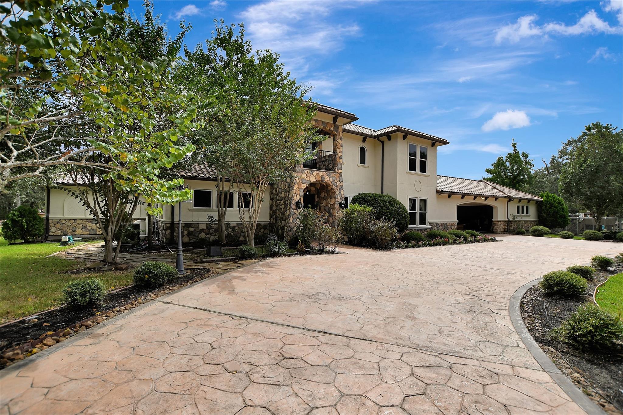 20 Lakefield Boulevard
