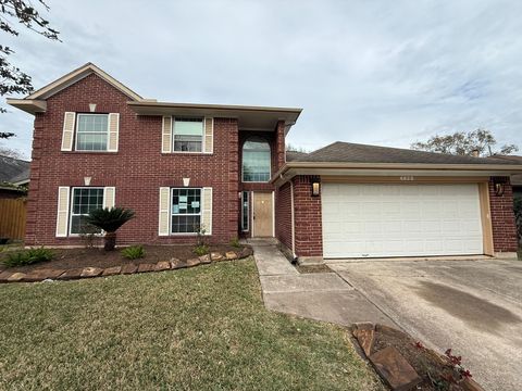 Homes For Sale - 4823 Meadowglen Drive<br/> Pearland, TX 77584