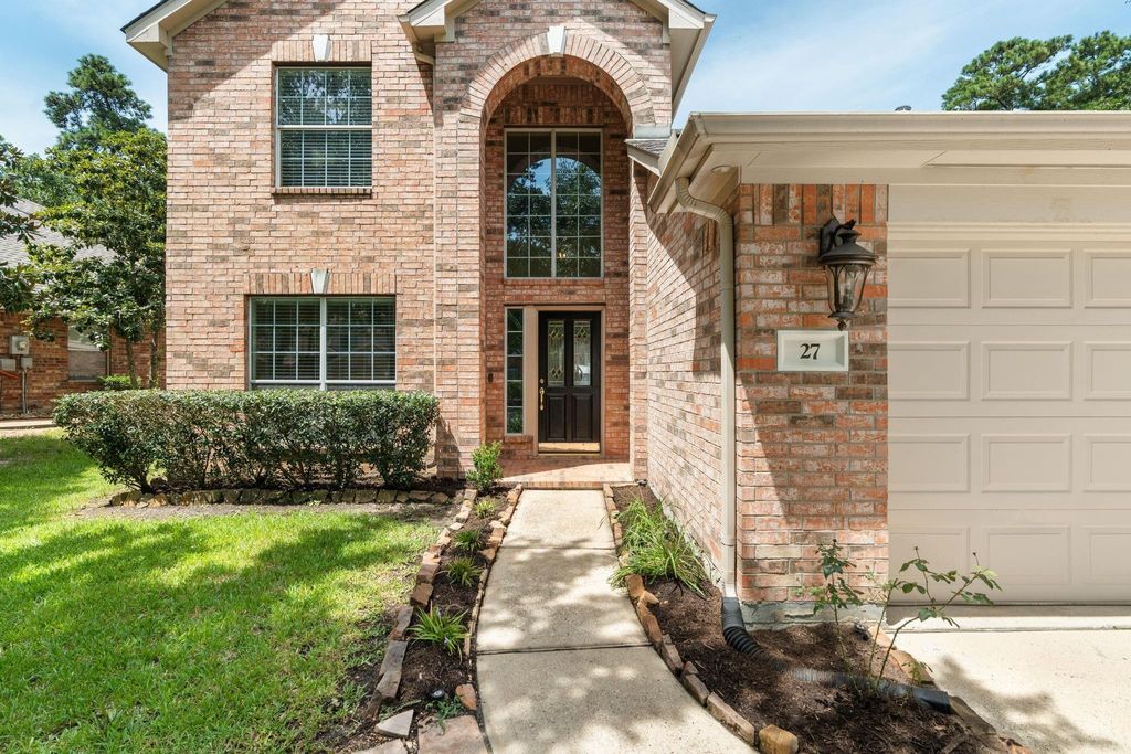 Photo of 27 N Queenscliff Circle, The Woodlands, TX 77382 (MLS # 9013190)