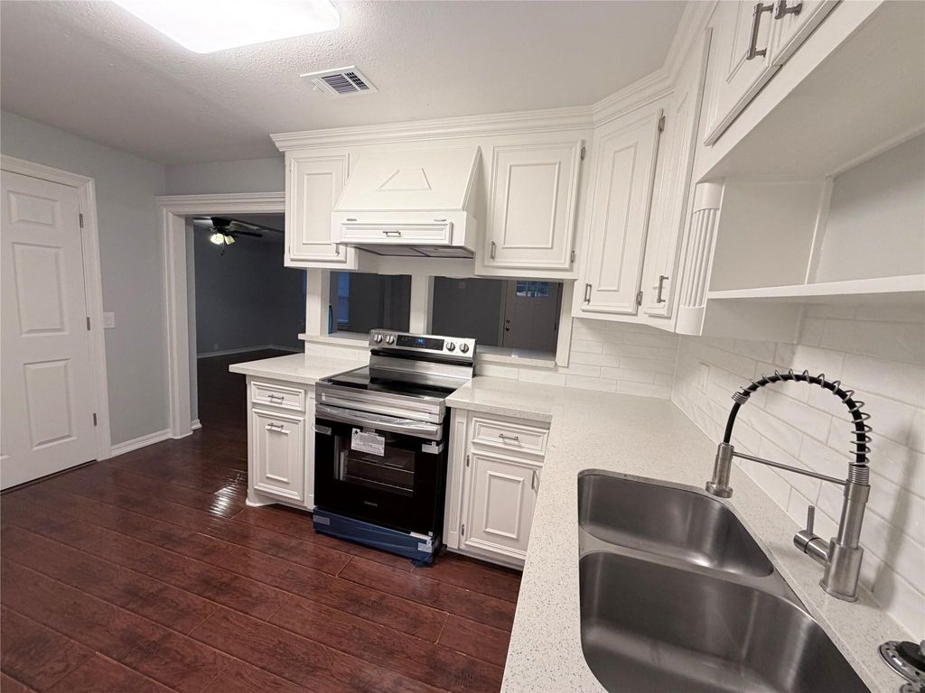 Photo of 1003 W 12th Street, Freeport, TX 77541 (MLS # 22683089)