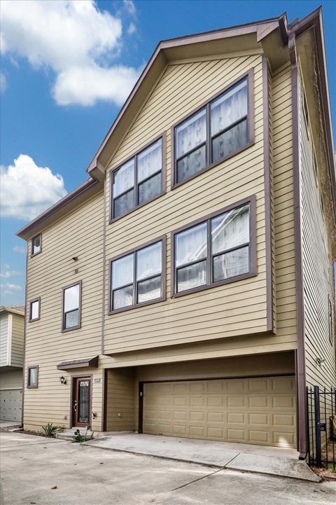 Photo of 830 W 19th Street #B, Houston, TX 77008 (MLS # 73778901) Photo of 830 W 19th Street #B, Houston, TX 77008 (MLS # 73778901)