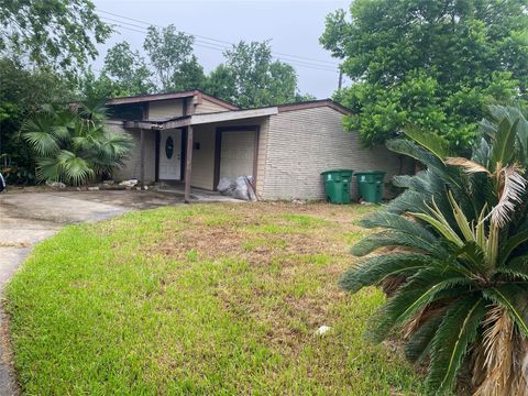 Photo of 2635 Knotty Oaks Trail, Houston, TX 77045 (MLS # 24558793)