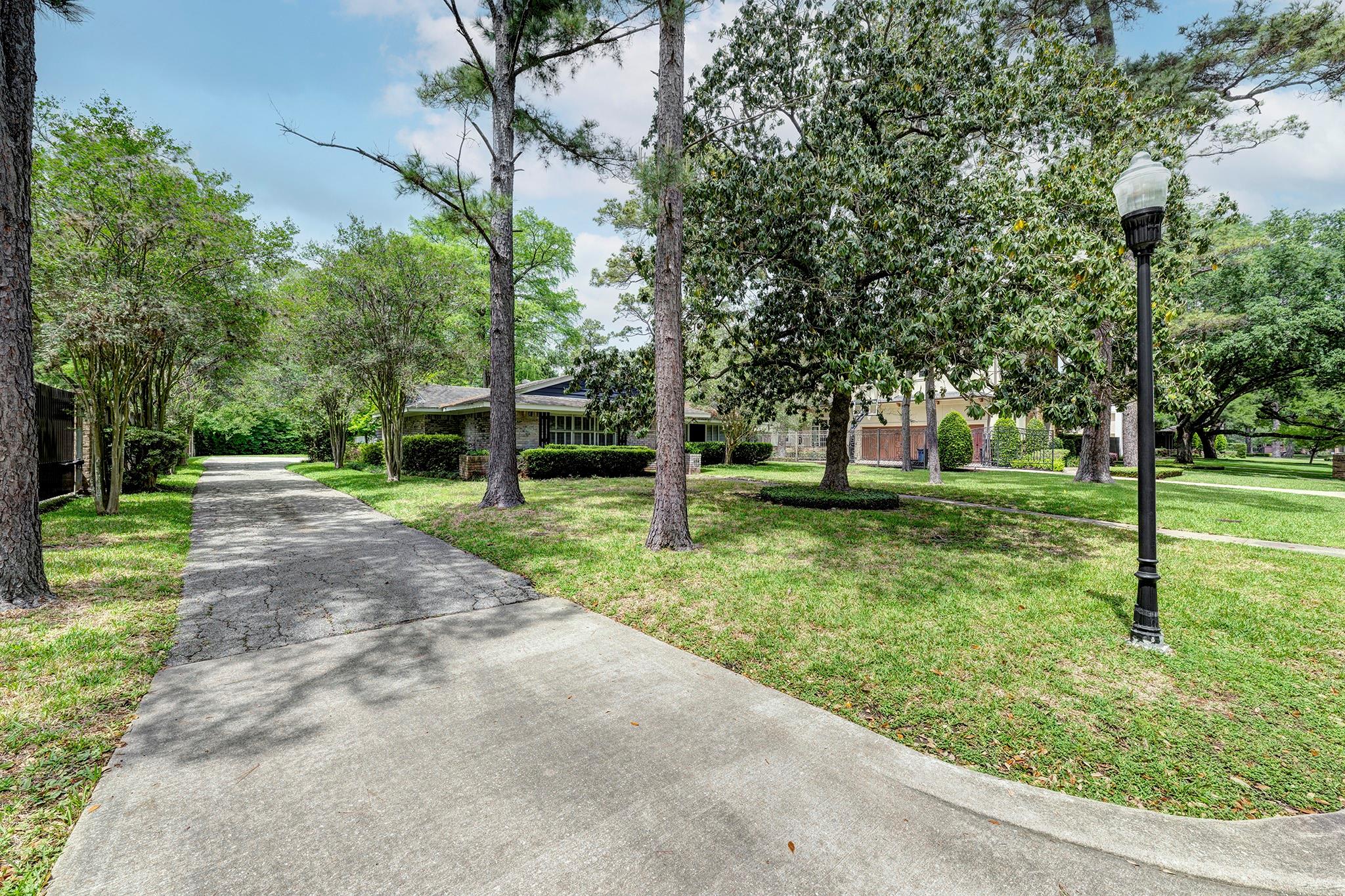 713 W Creekside Drive
