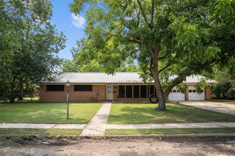 Photo of 1290 Plantation Drive, Crockett, TX 75835 (MLS # 37181232) Photo of 1290 Plantation Drive, Crockett, TX 75835 (MLS # 37181232)