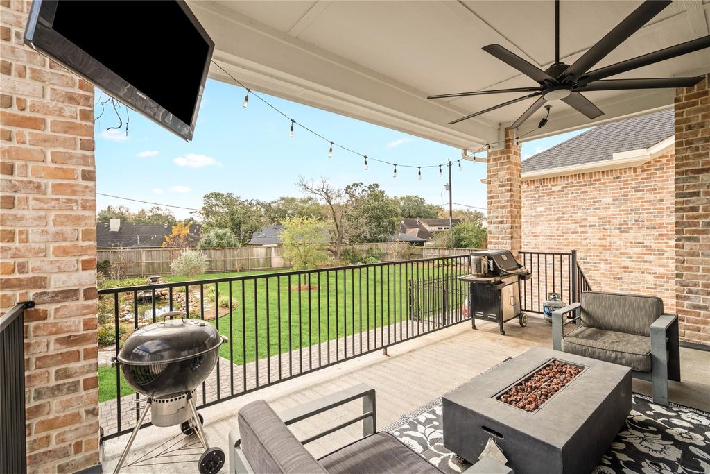 Photo of 5319 Braesheather Drive, Houston, TX 77096 (MLS # 52217833)