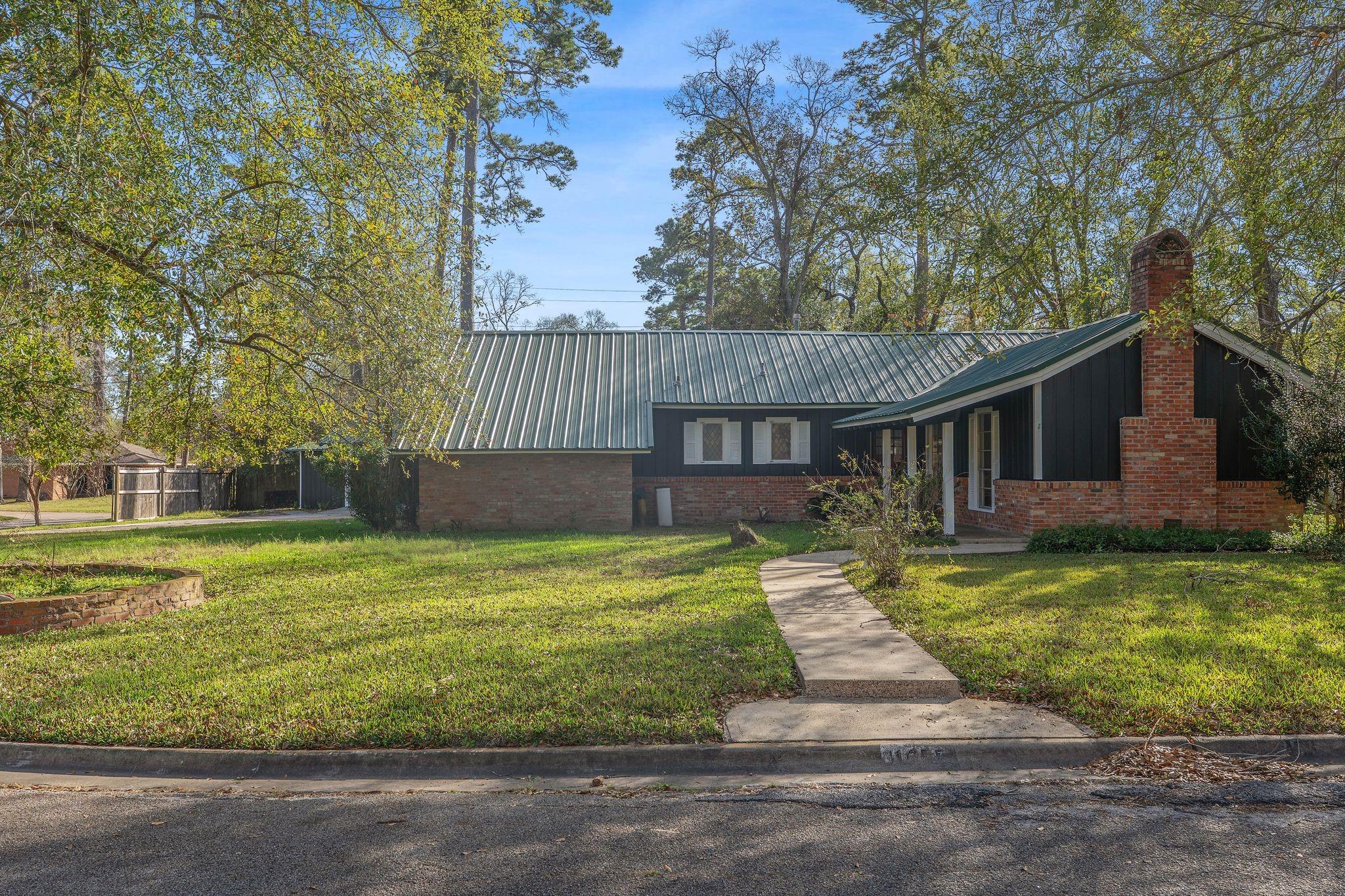 105 N Woodsway Street E