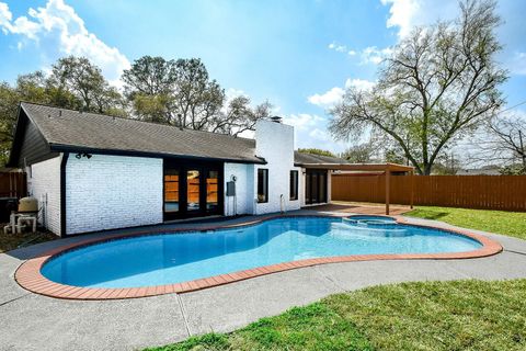 Photo of 5850 Duxbury Street, Houston, TX 77035 (MLS # 46284290)