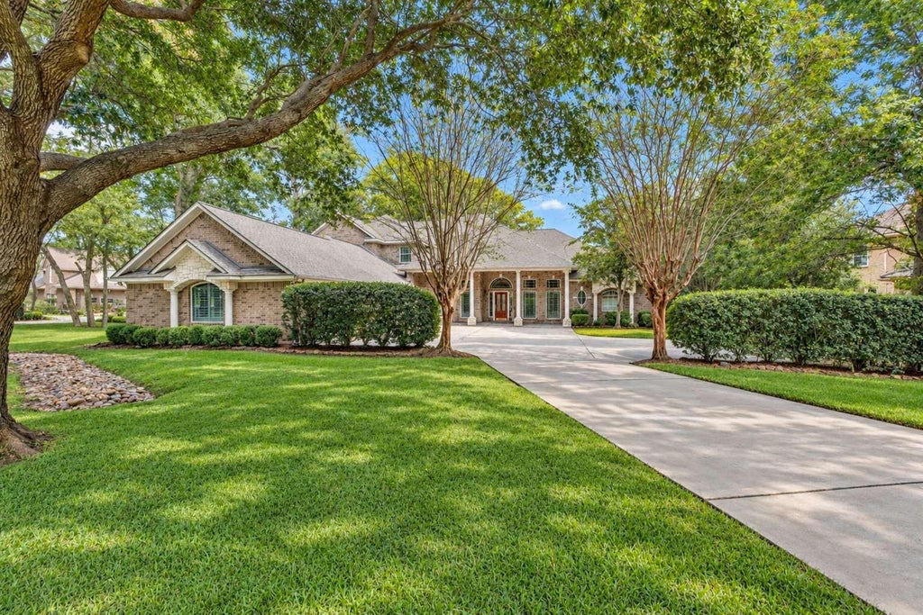 Photo of 1018 The Cliffs Boulevard, Montgomery, TX 77356 (MLS # 68589226)