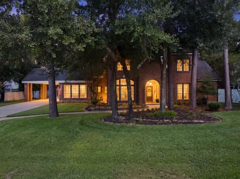 Photo of 23 S Brokenfern Drive Drive, The Woodlands, TX 77380 (MLS # 68136598)