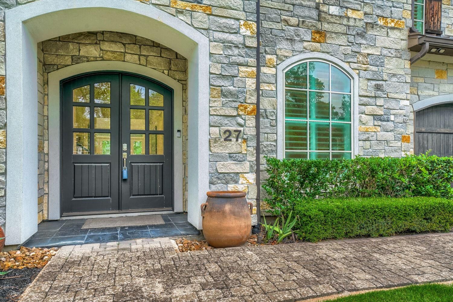 27 Johnathan Landing Ct Court