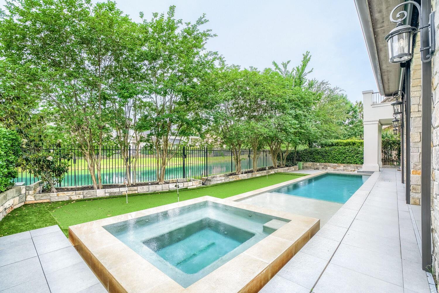 27 Johnathan Landing Ct Court