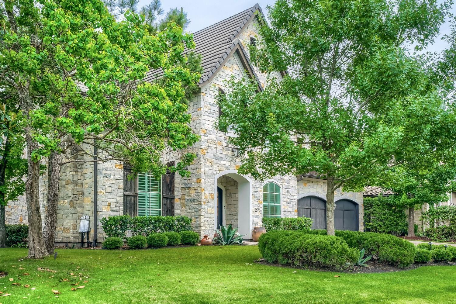 27 Johnathan Landing Ct Court