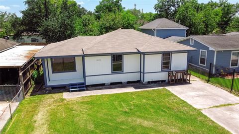 Photo of 10118 Norvic Street St, Houston, TX 77029 (MLS # 57092334)