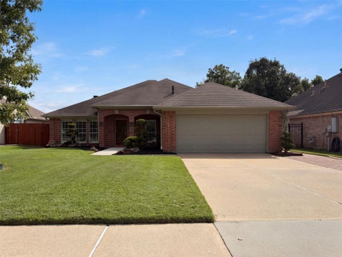 Photo of 119 Greenridge Circle, League City, TX 77573 (MLS # 9327811)