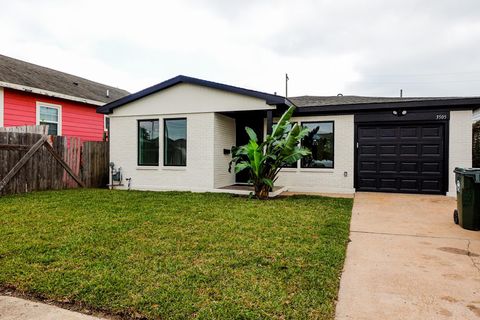 Photo of 3505 Ursuline Street, Galveston, TX 77550 (MLS # 96545069)