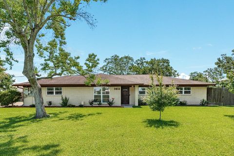 Photo of 1412 Buchta Road, Angleton, TX 77515 (MLS # 67373328)