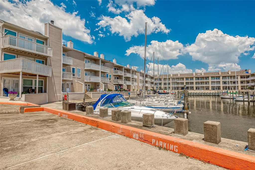 Photo of 10 Mariner Village Drive, Pasadena, TX 77586 (MLS # 36066490)