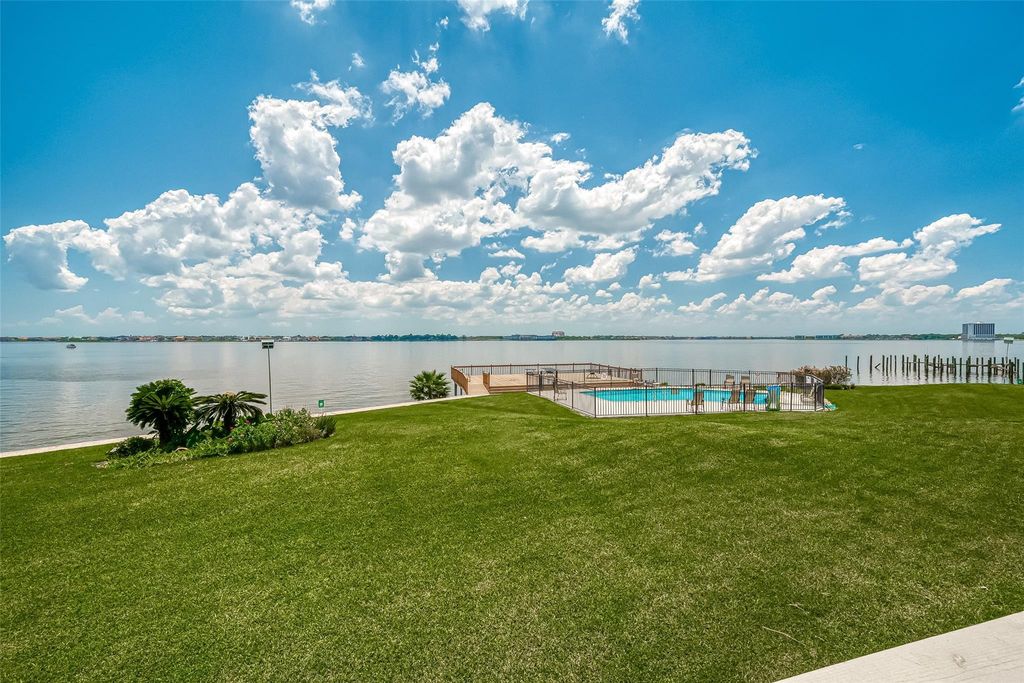 Photo of 10 Mariner Village Drive, Pasadena, TX 77586 (MLS # 36066490)