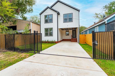 Photo of 7709 Avenue L, Houston, TX 77012 (MLS # 87726619)