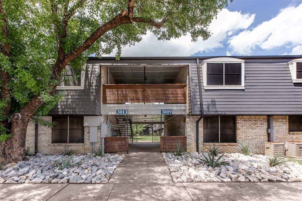 Photo of 3001 Jane Lane #1206, Haltom City, TX 76117 (MLS # 81054313)