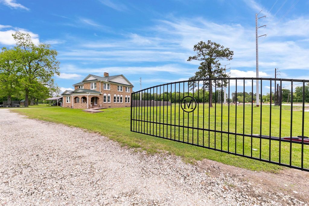 Photo of 2222 N Main Street, Highlands, TX 77562 (MLS # 26595946)