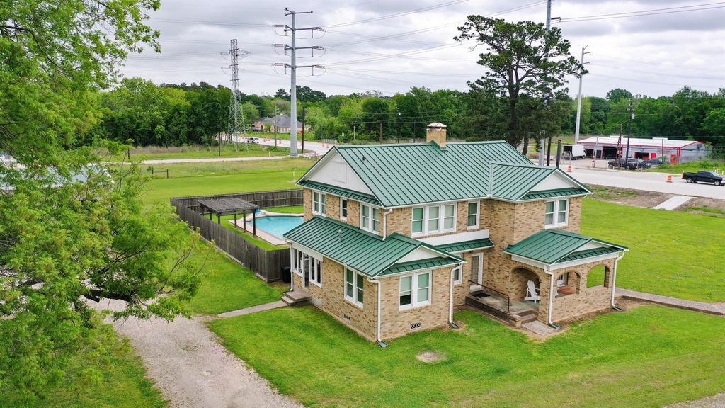 Photo of 2222 N Main Street, Highlands, TX 77562 (MLS # 26595946)