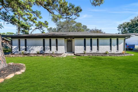 Photo of 4907 Green Willow Lane, Dickinson, TX 77539 (MLS # 81348967)