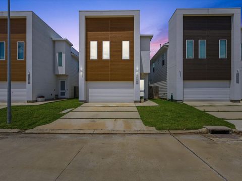 Photo of 2216 Cortijo Place, Houston, TX 77091 (MLS # 13921062)