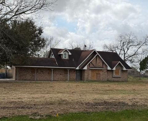 2506 Loch Lomond Street Highlands TX 77562