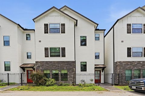 Photo of 1723 W 14th Street #B, Houston, TX 77008 (MLS # 97781677)