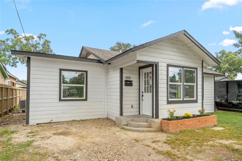 Photo of 909 Knight Street, Houston, TX 77022 (MLS # 68289957)