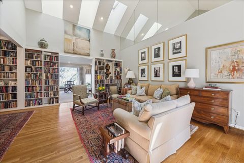 Photo of 10 S Briar Hollow Lane #50, Houston, TX 77027 (MLS # 67430712)