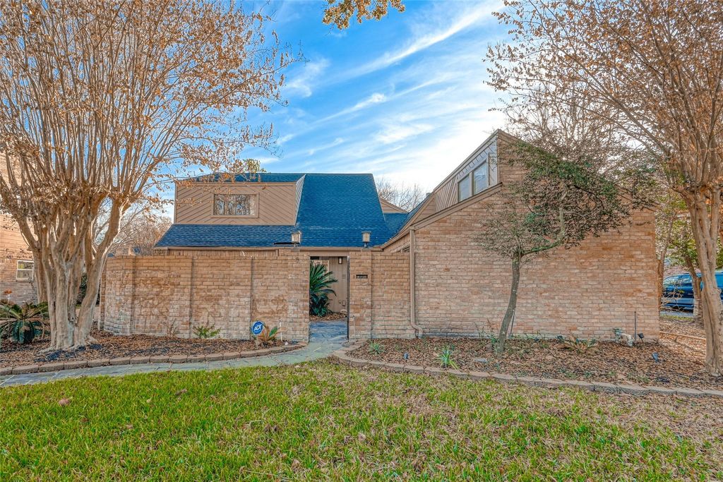 Photo of 2107 Shadowbriar Drive, Houston, TX 77077 (MLS # 35418502)