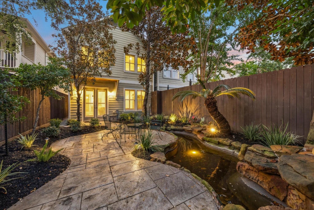 Photo of 636 E 6th 1/2 Street, Houston, TX 77007 (MLS # 31091642)