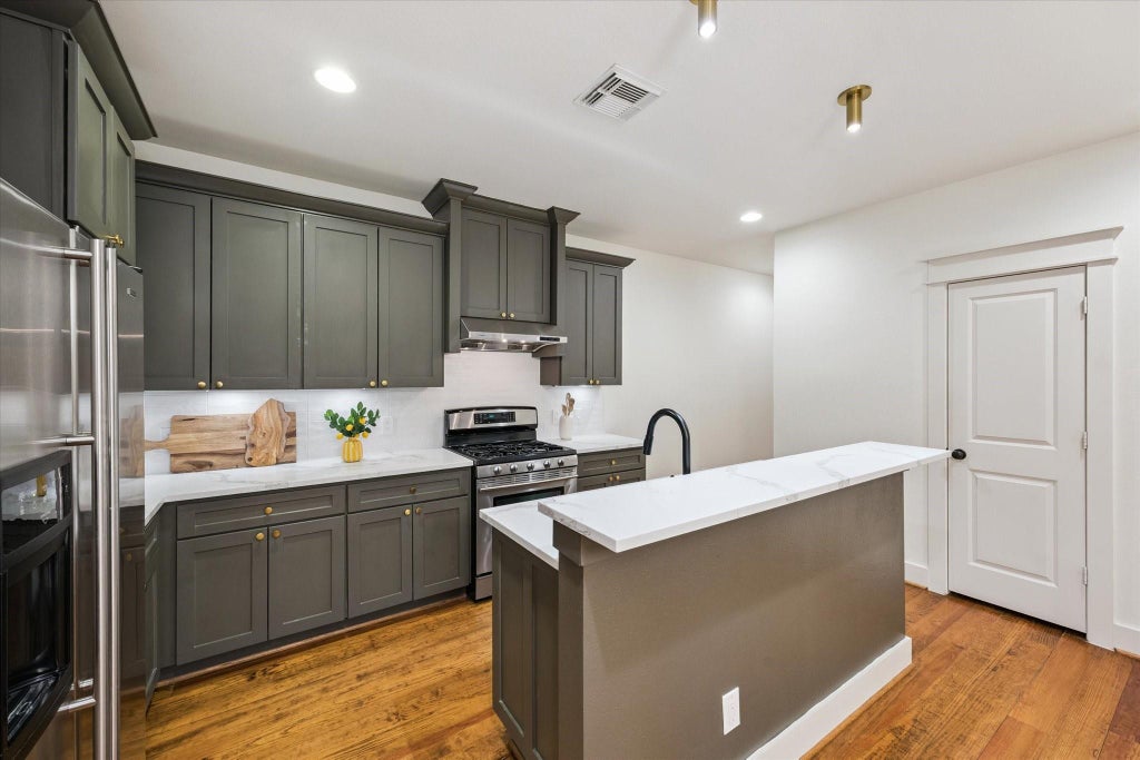 Photo of 636 E 6th 1/2 Street, Houston, TX 77007 (MLS # 31091642)