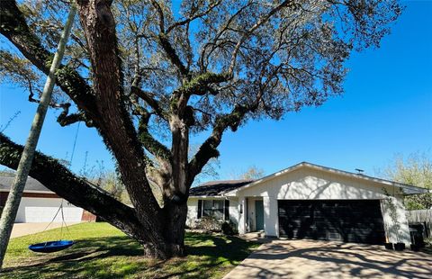 Photo of 108 Creek Bend Lane, Columbus, TX 78934 (MLS # 56234498)