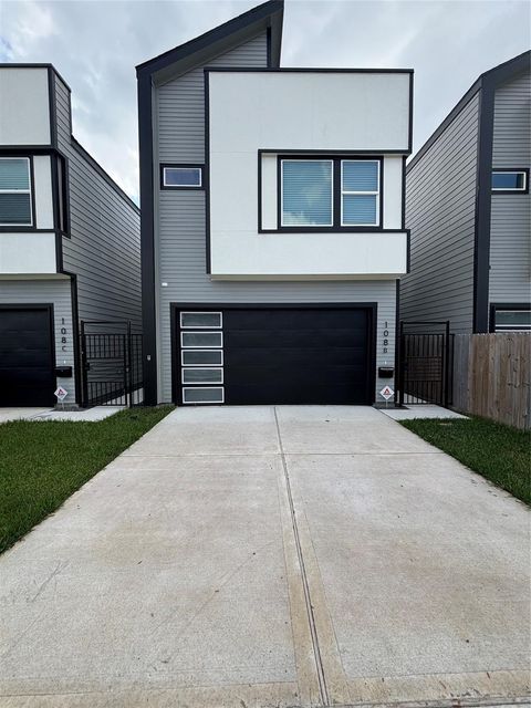 Photo of 108 E 44th Street #B, Houston, TX 77018 (MLS # 97863680)