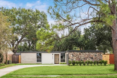 Photo of 10607 Overbrook Lane, Houston, TX 77042 (MLS # 21620055)