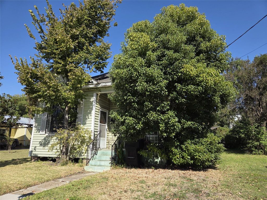 Photo of 7933 Goode Street, Houston, TX 77012 (MLS # 32265164)