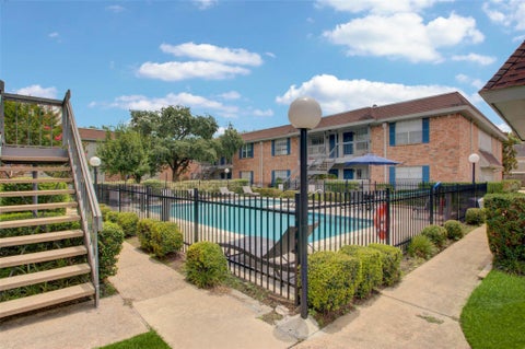 Photo of 2350 Bering Drive #71, Houston, TX 77057 (MLS # 18786632)