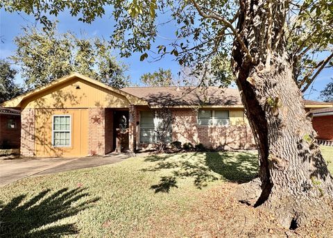 111 Mimosa Lake Jackson TX 77566