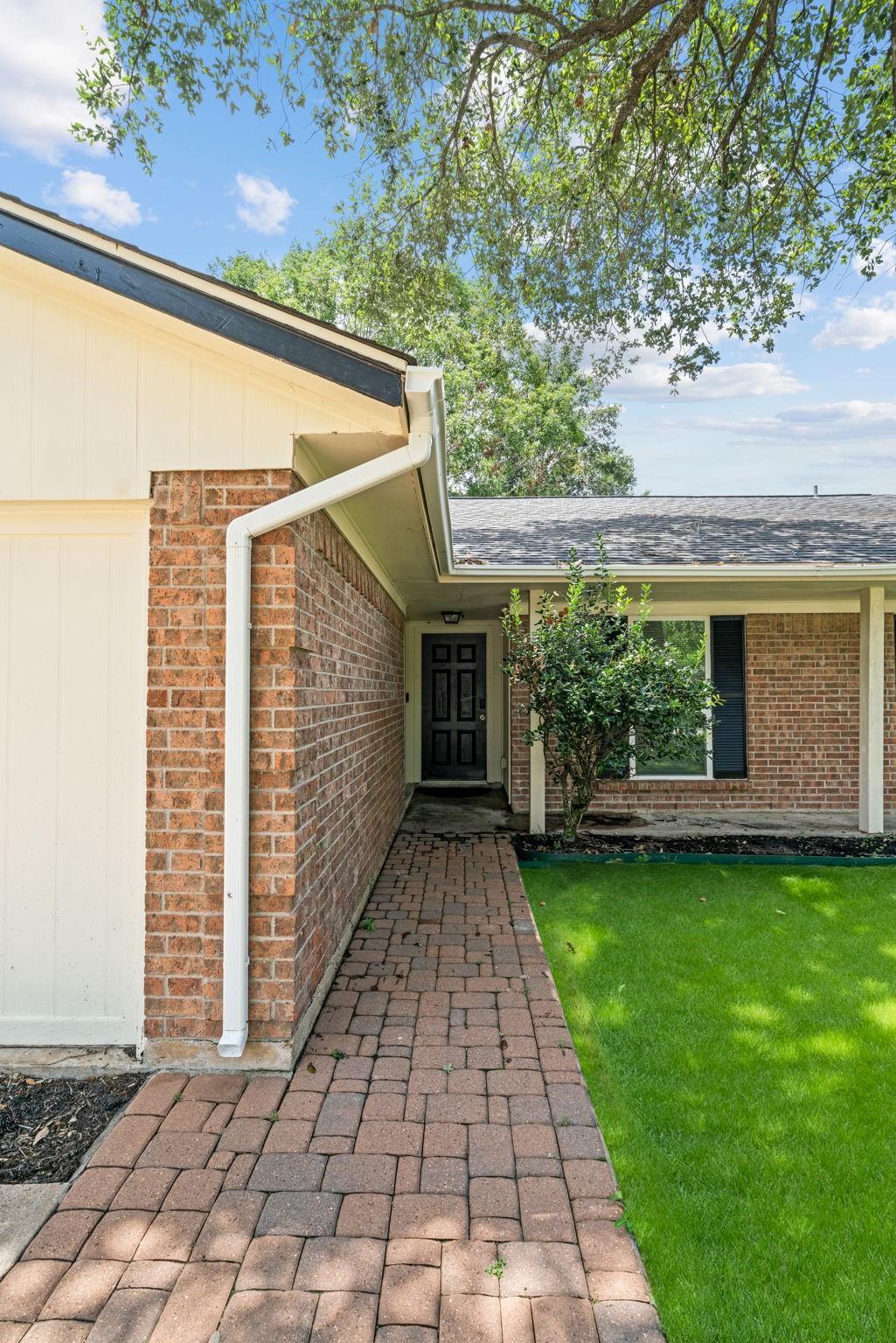 2523 Village Oak Drive