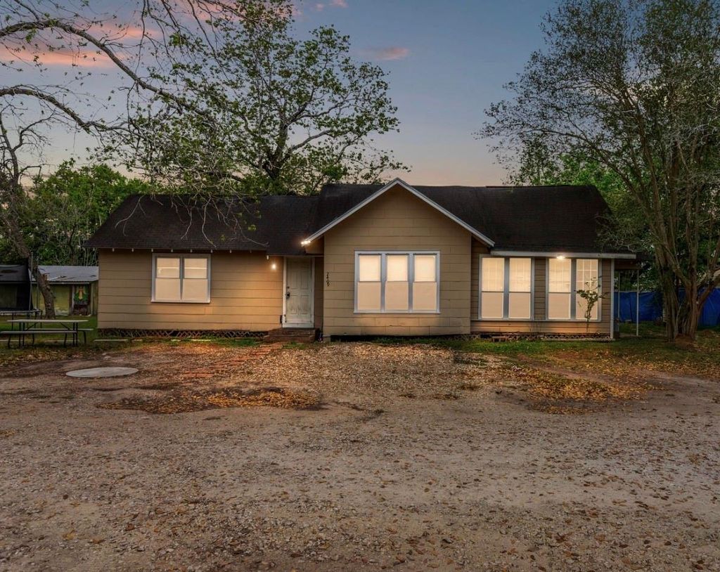 Photo of 2409 13th ST, Bay City, TX 77414 (MLS # 90900781)